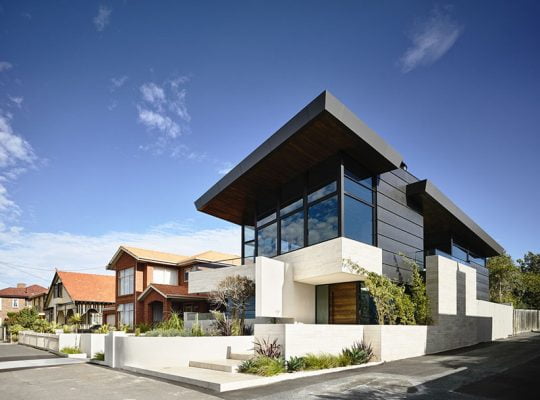 Fachada principal de la moderna casa – Fotos: Derek Swalwell / Diseño: Steve Domoney Architecture